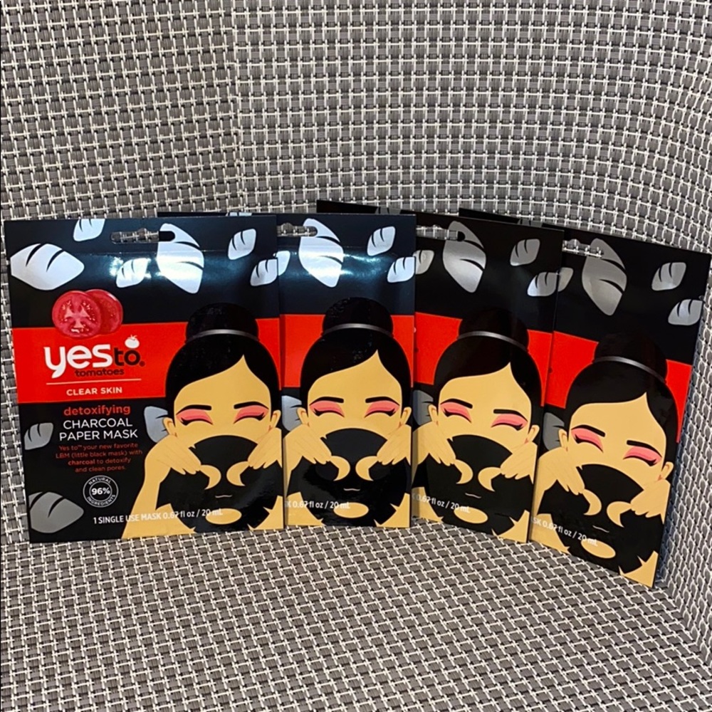 ❣️YES TO tomatoes clear skin charcoal paper mask❣️